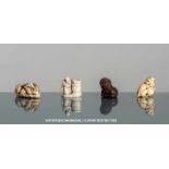 Vier Netsuke aus Elfenbein bzw. Holz: Shojo, Hündchen, Shishi und Tiger