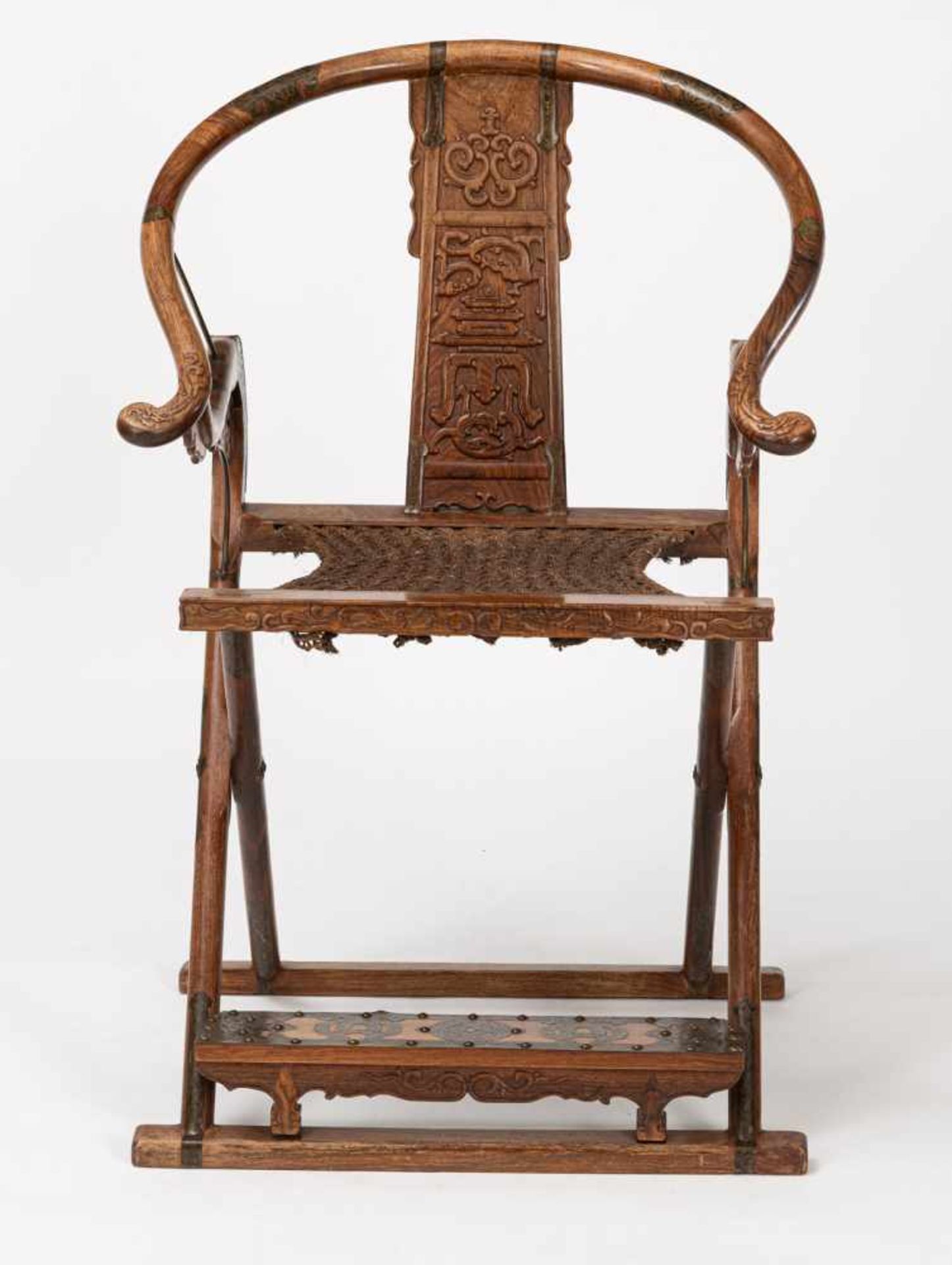 Faltstuhl aus 'Huali' mit geflochtener Sitzfläche und geschnitzten Zargen - Bild 6 aus 9
