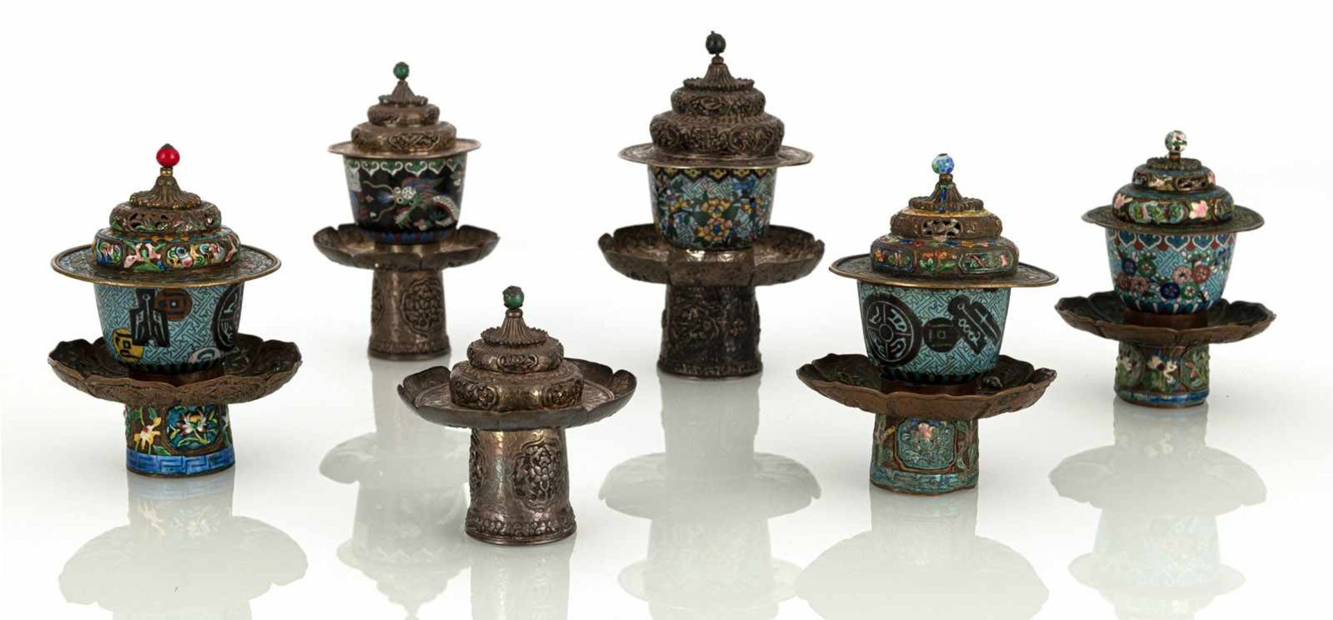 Gruppe von sechs Tassenständern aus Silber, drei mit Email-Dekor und fünf Cloisonné-Becher - Bild 2 aus 3