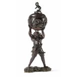 Grosser Weihrauchbrenner in Form eines Oni, einen Kessel mit Drachendekor haltend
