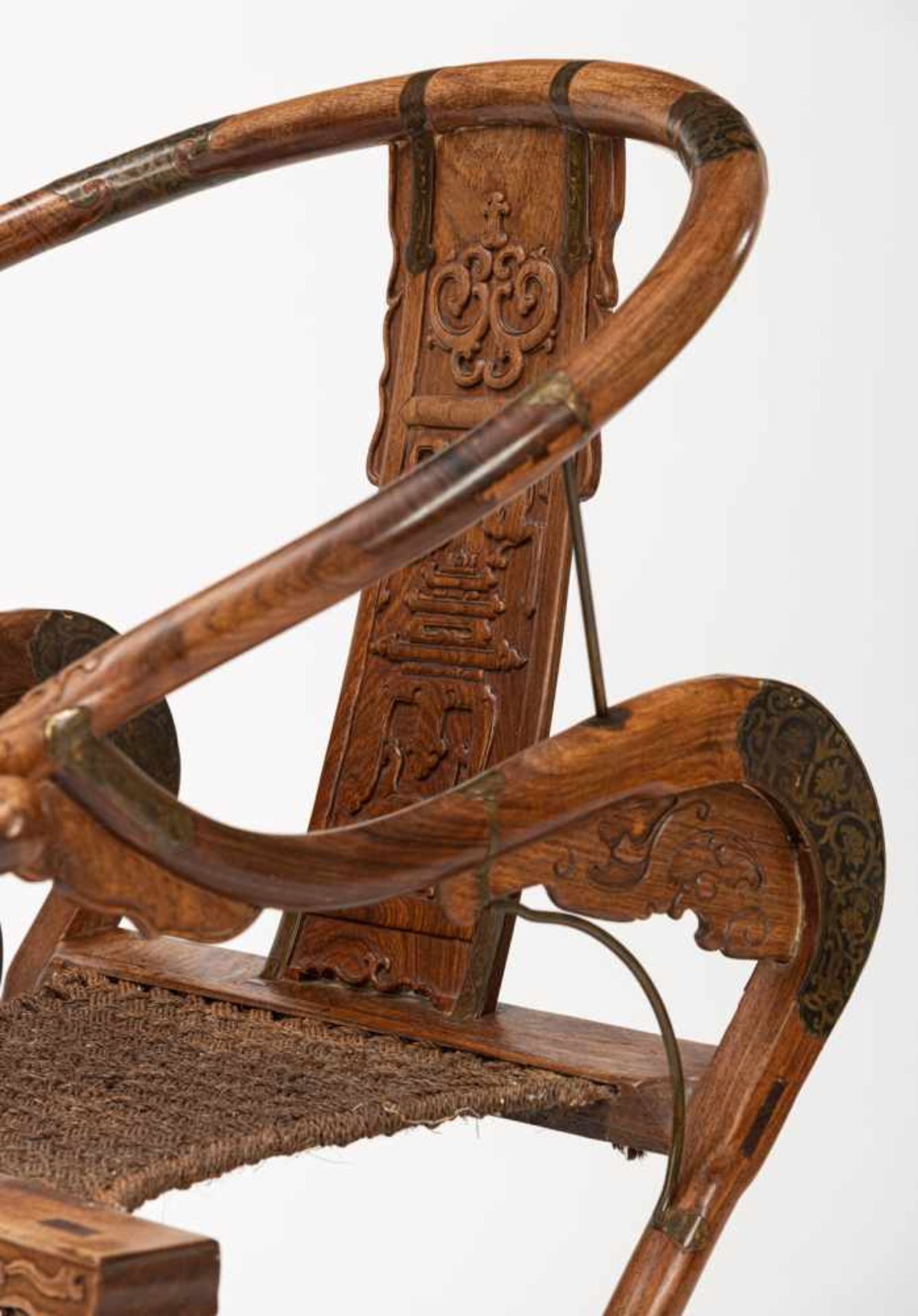 Faltstuhl aus 'Huali' mit geflochtener Sitzfläche und geschnitzten Zargen - Bild 3 aus 9
