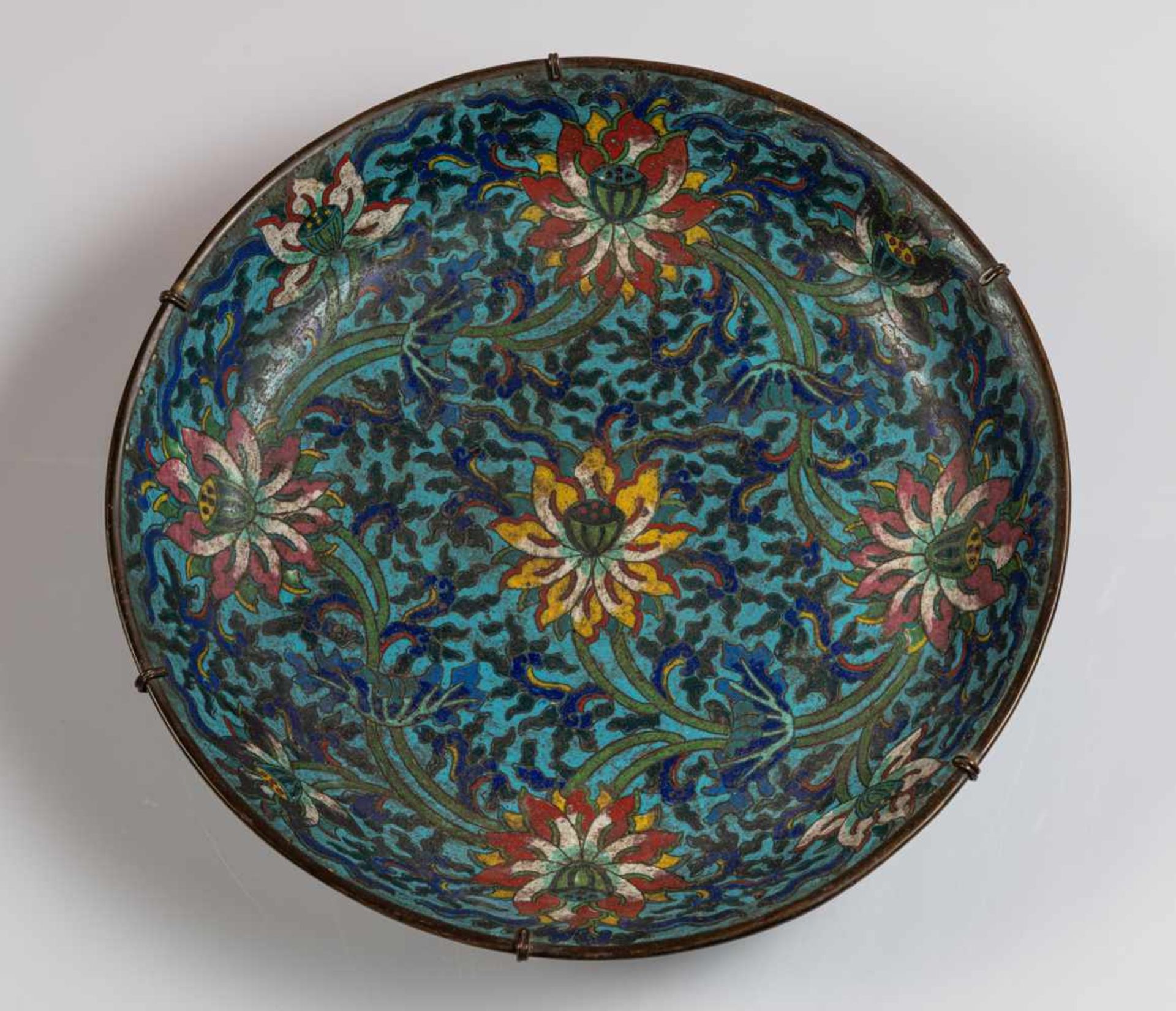 Große Cloisonné-Rundschale mit Dekor von Lotos und Rankwerk auf türkisfarbenem Fond - Image 2 of 6