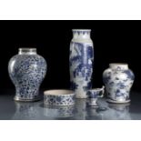 Gruppe von fünf unterglasurblau dekorierten Porzellan, Rouleau-Vase, Schultertöpfe, Schale