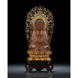 Figur des Buddha Shakyamuni aus Holz mit Mandorla auf einem Lotos sitzend