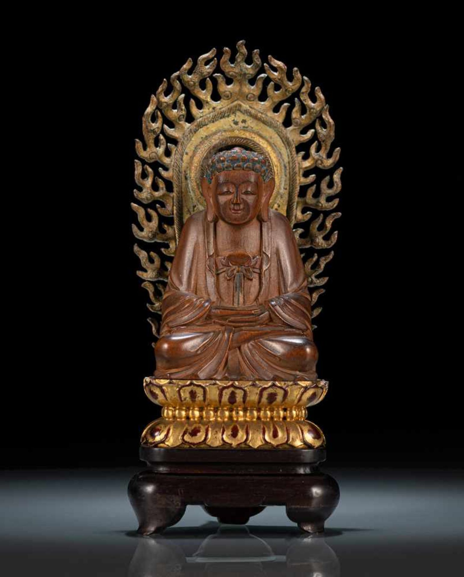 Figur des Buddha Shakyamuni aus Holz mit Mandorla auf einem Lotos sitzend