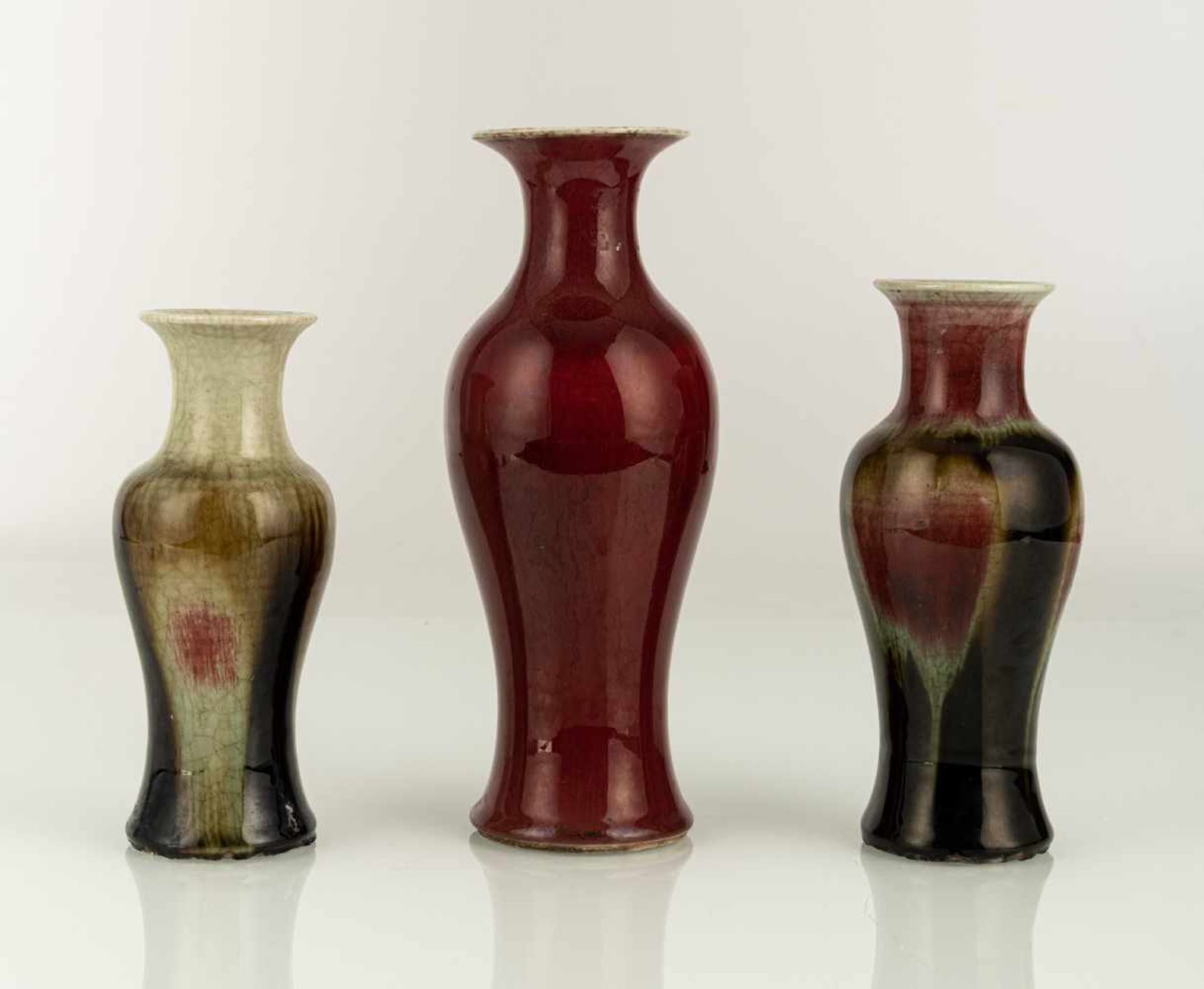 Drei kleine Balustervasen mit kupferroter und Peachbloom-Glasur - Bild 2 aus 2