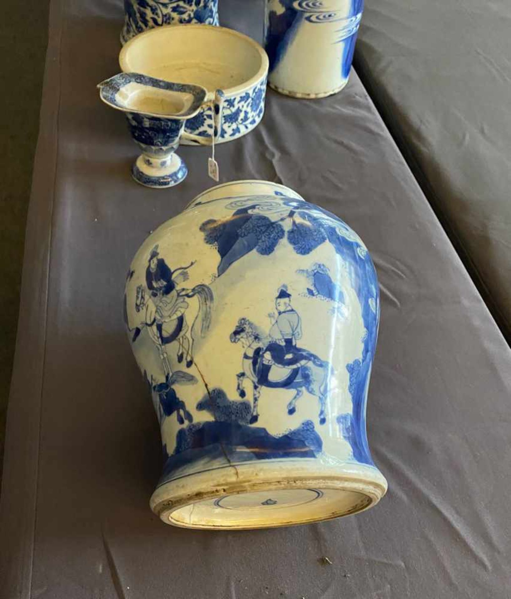 Gruppe von fünf unterglasurblau dekorierten Porzellan, Rouleau-Vase, Schultertöpfe, Schale - Image 2 of 24
