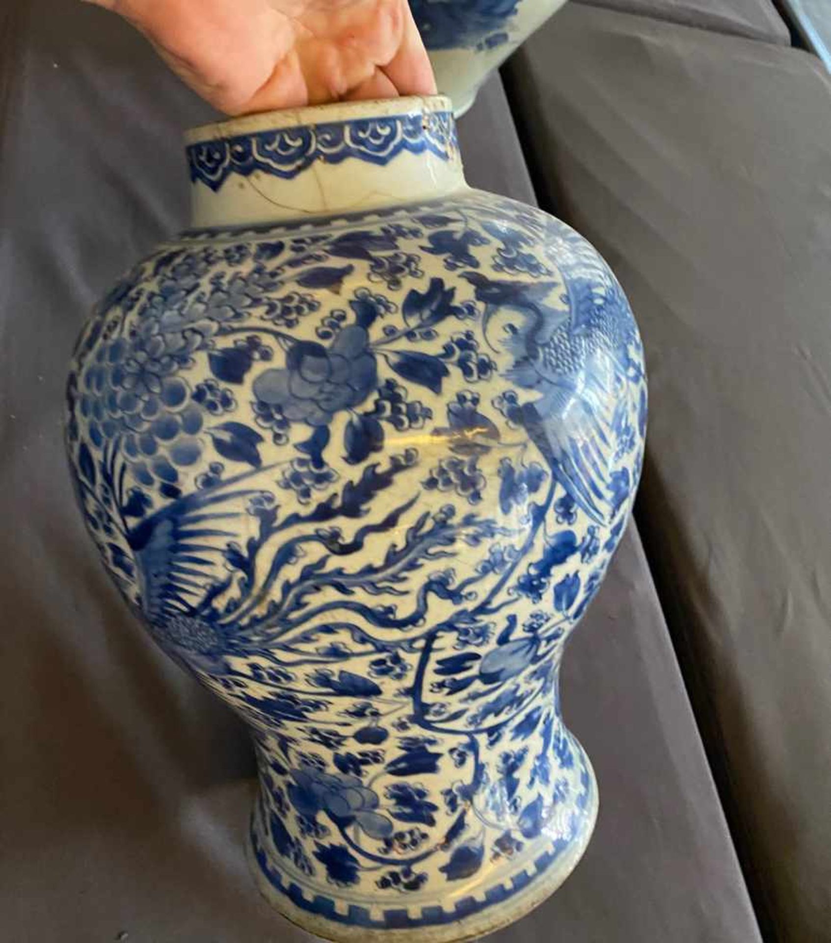 Gruppe von fünf unterglasurblau dekorierten Porzellan, Rouleau-Vase, Schultertöpfe, Schale - Image 23 of 24