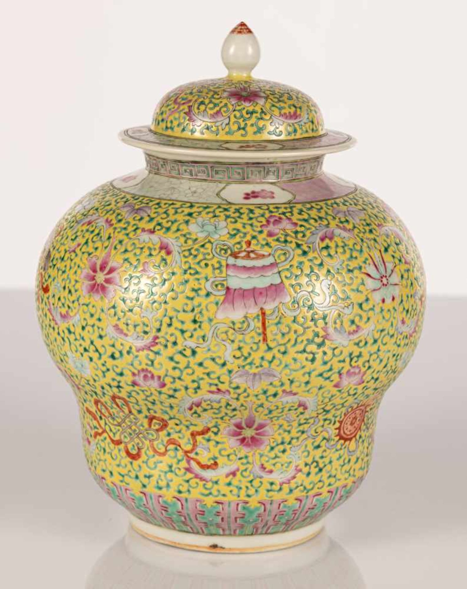 'Famille rose'-Vase und -Deckelvase - Image 8 of 10