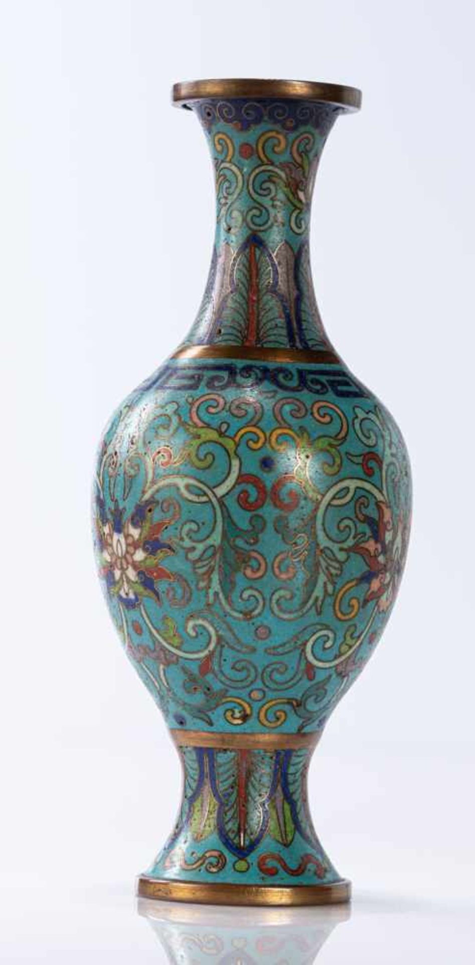 Paar Cloisonné-Vasen mit Lotosdekor, teils feuervergoldet - Bild 10 aus 13