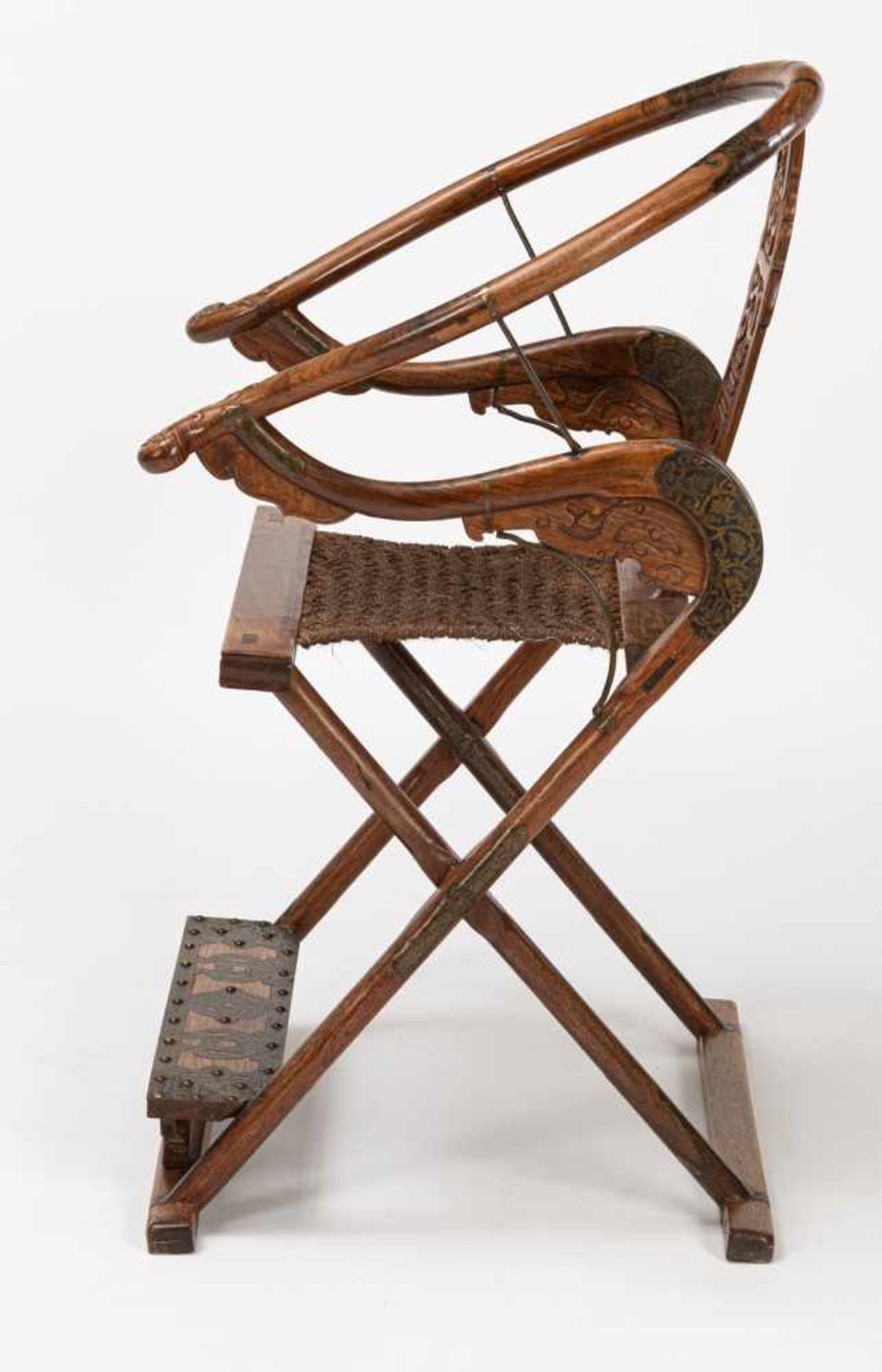 Faltstuhl aus 'Huali' mit geflochtener Sitzfläche und geschnitzten Zargen - Bild 8 aus 9