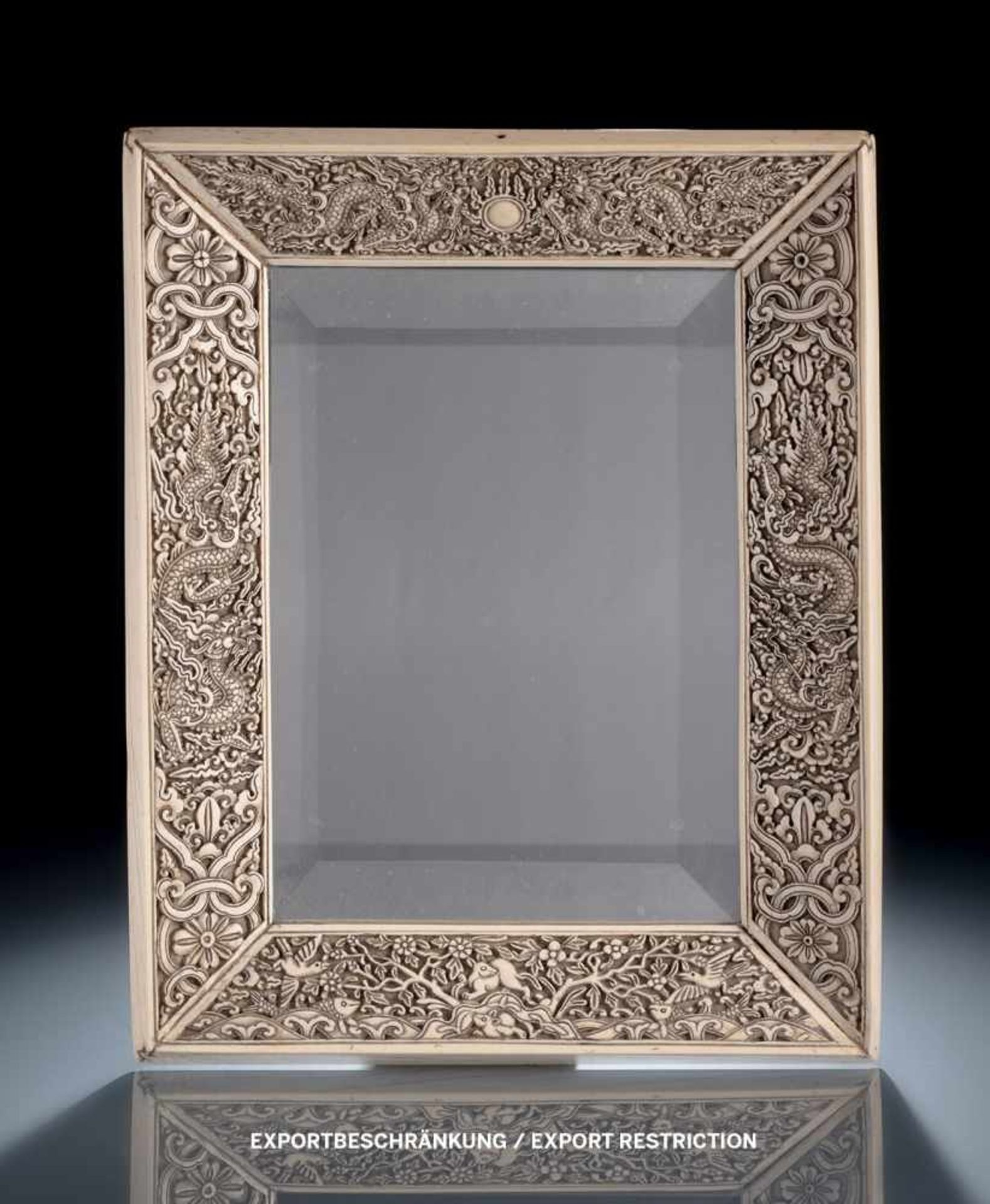Feiner Rahmen aus Elfenbein mit Drachen-Tier-Dekor, später eingesetzter Spiegel