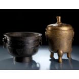 Cachepot aus Bronze im archaischen Stil und messingfarbener Weihrauchbrenner