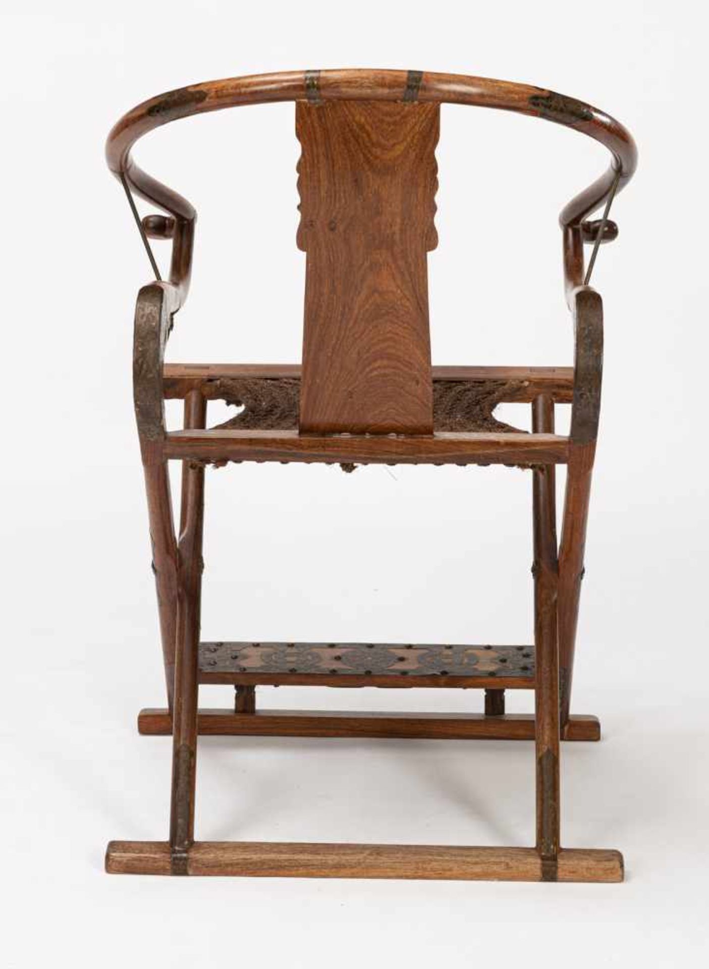 Faltstuhl aus 'Huali' mit geflochtener Sitzfläche und geschnitzten Zargen - Bild 7 aus 9