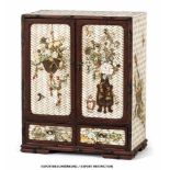 Kabinett aus Elfenbein und Holz mit Ikebana-Dekor aus eingelegtem Perlmut u. a.