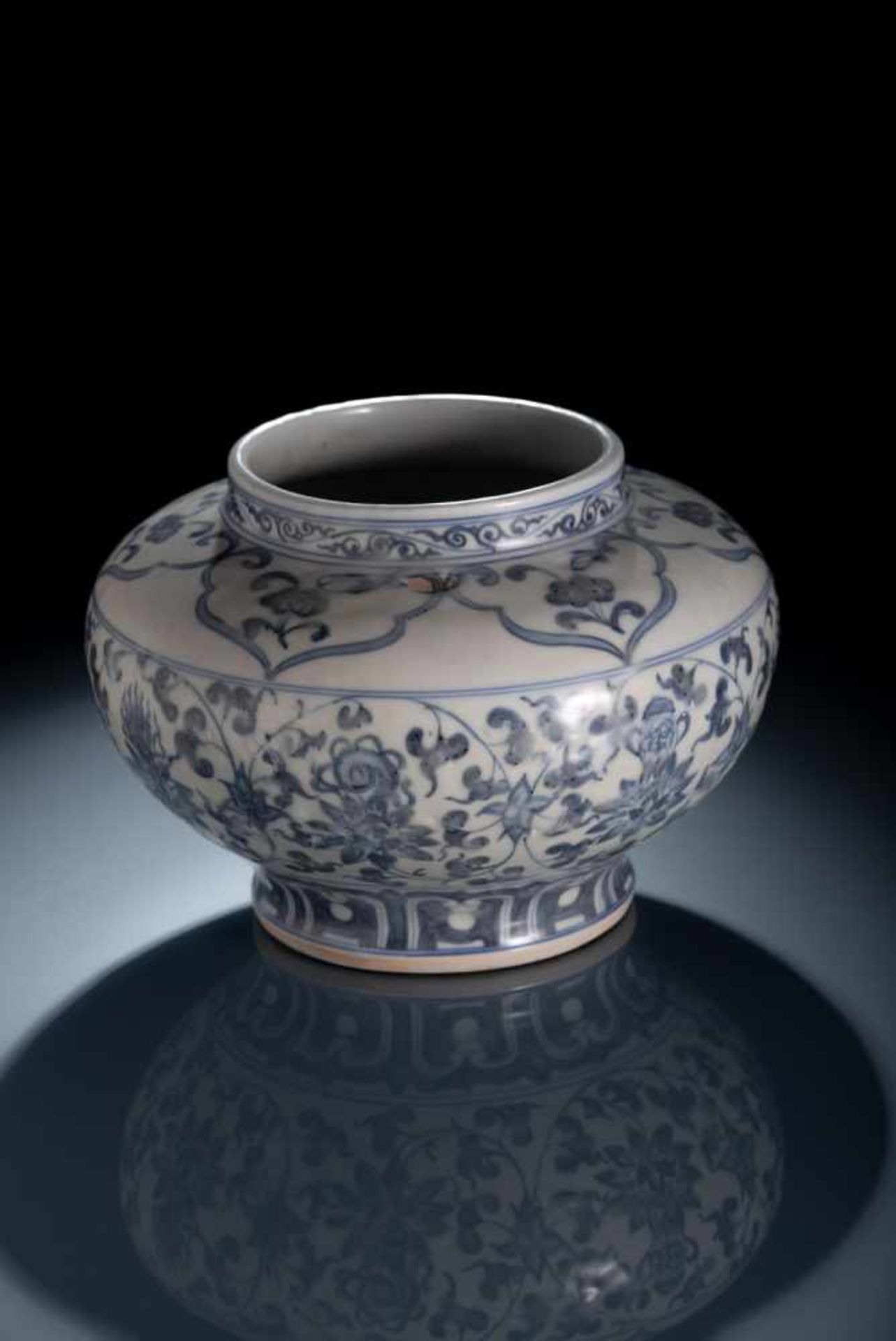 Schultertopf aus Porzellan mit unterglasurblauem Dekor von Lotos und Lingzhi neben Ranken - Image 3 of 4