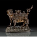 Bronze eines Löwen auf einem Lotosstand mit Resten von Vergoldung