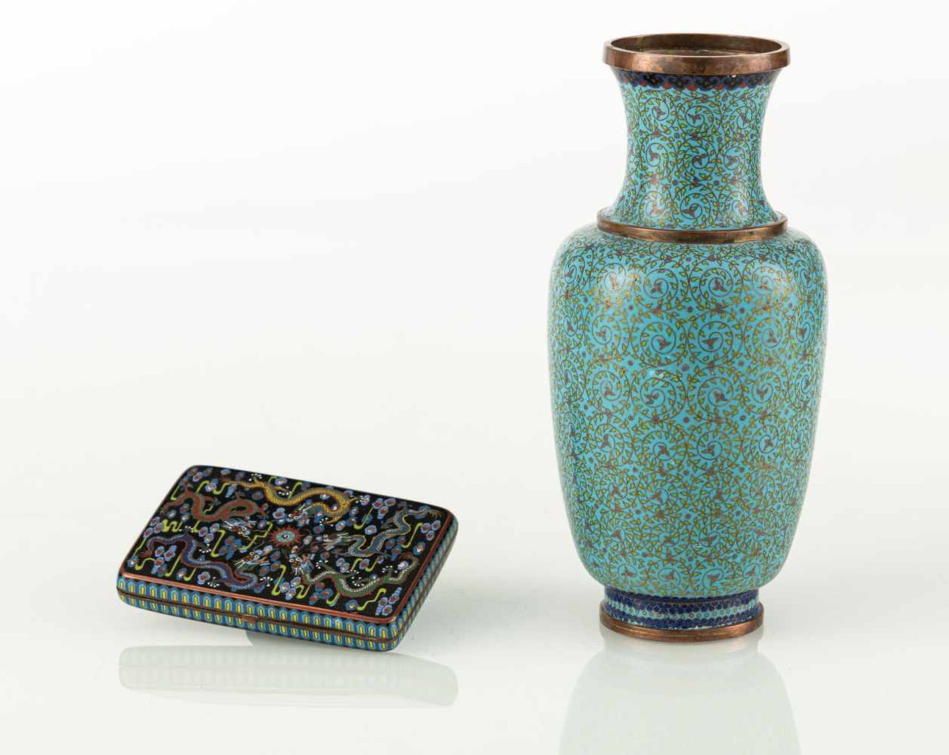 Cloisonné-Etui mit Drachendekor und Cloisonné-Vase mit Spiralranken - Bild 2 aus 2