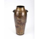 Vase aus Bronze mit Dekor von Spatzen im Flug, Details in Gold, Silber u. Shakudo