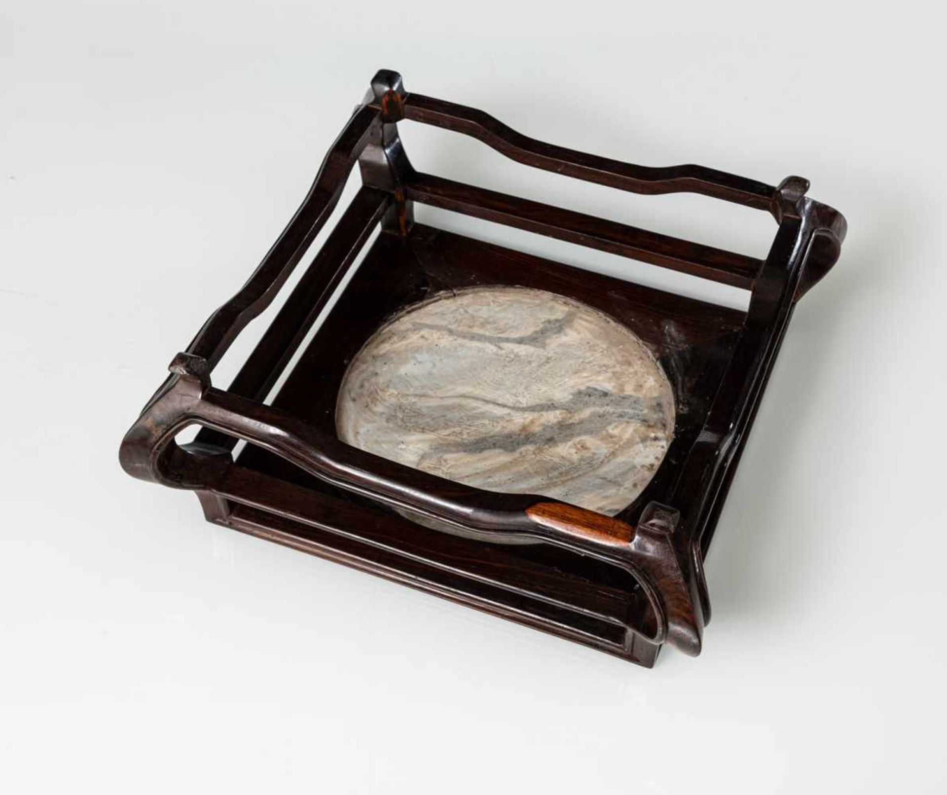 Flacher Tisch aus Hartholz mit eingelegter, runder Marmorplatte - Bild 5 aus 5
