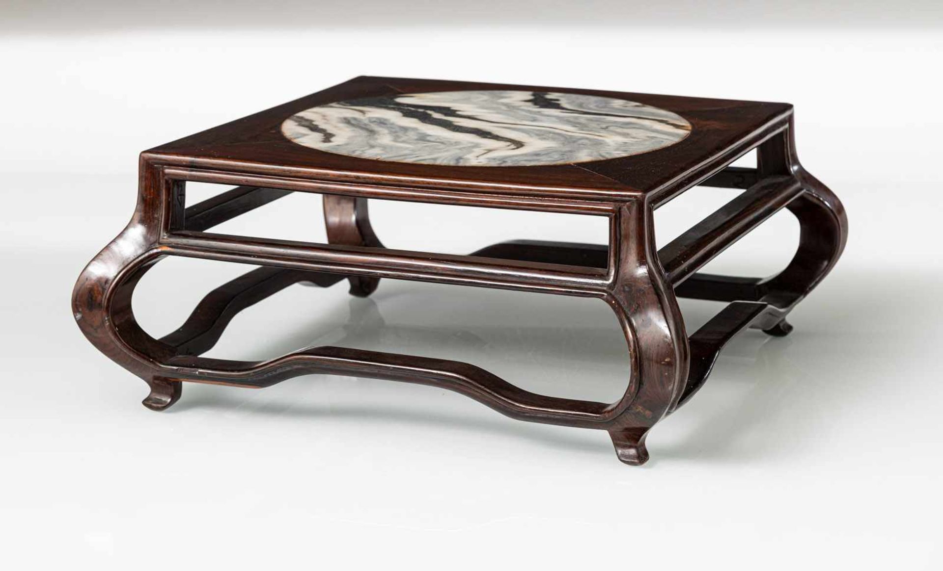 Flacher Tisch aus Hartholz mit eingelegter, runder Marmorplatte - Bild 2 aus 5