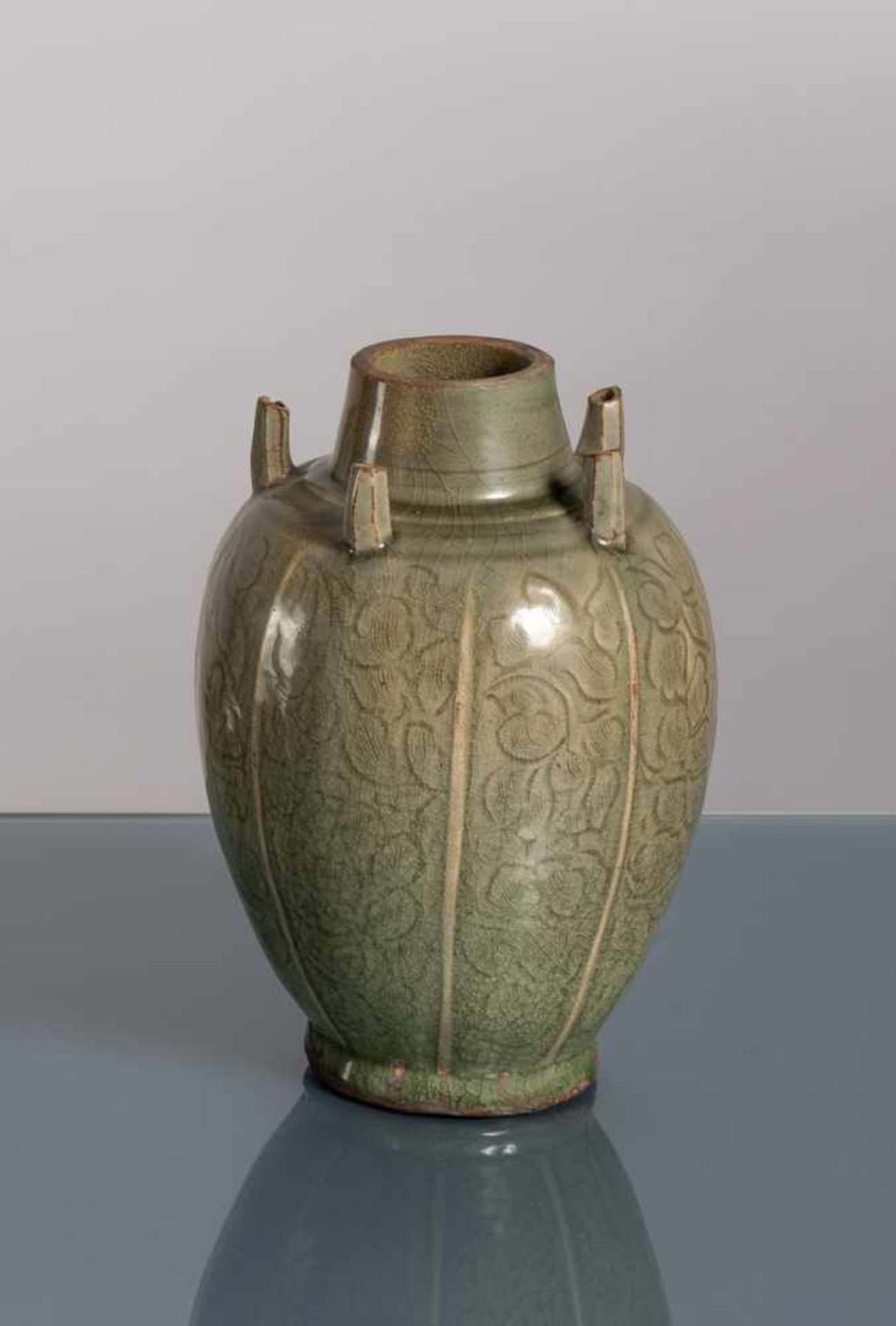Seltene achtfach gelappte Vase mit fünf röhrenförmigen Auslässen, seladonfarben glasiert