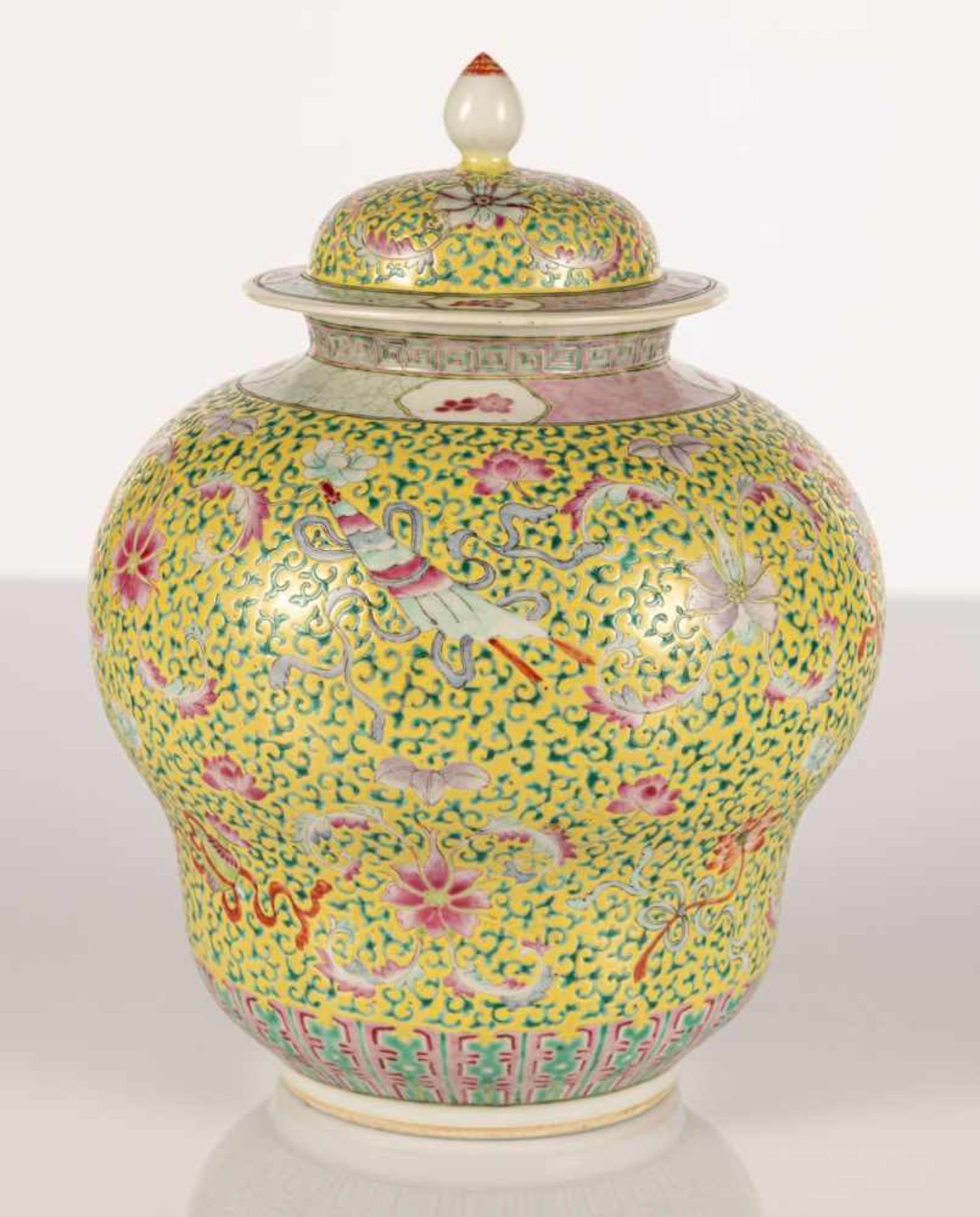 'Famille rose'-Vase und -Deckelvase - Image 6 of 10