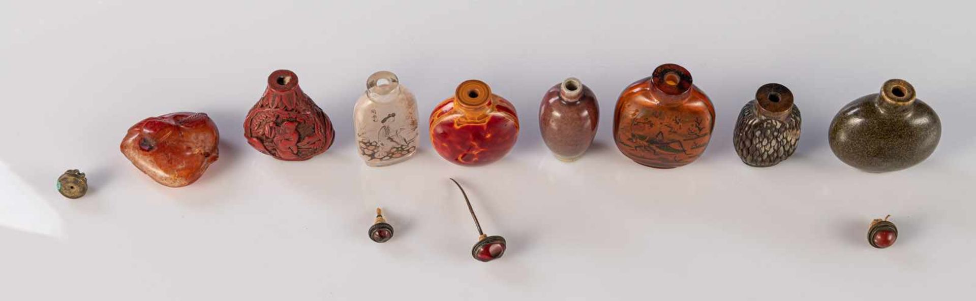 Sieben Snuffbottles, u.a. Glas, Stein und Porzellan, Pfirischanhänger aus Achat - Bild 5 aus 5