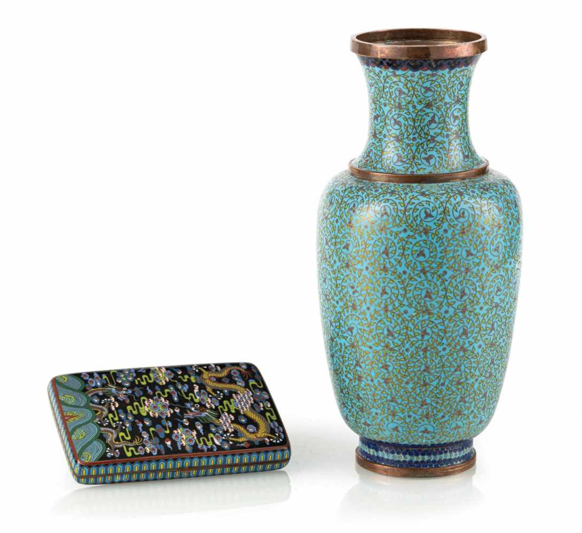 Cloisonné-Etui mit Drachendekor und Cloisonné-Vase mit Spiralranken