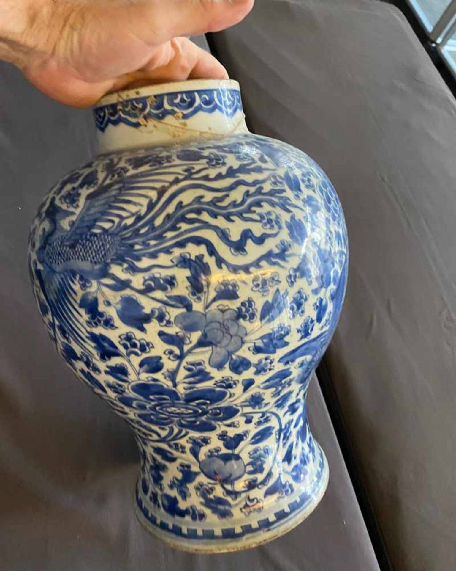 Gruppe von fünf unterglasurblau dekorierten Porzellan, Rouleau-Vase, Schultertöpfe, Schale - Image 20 of 24