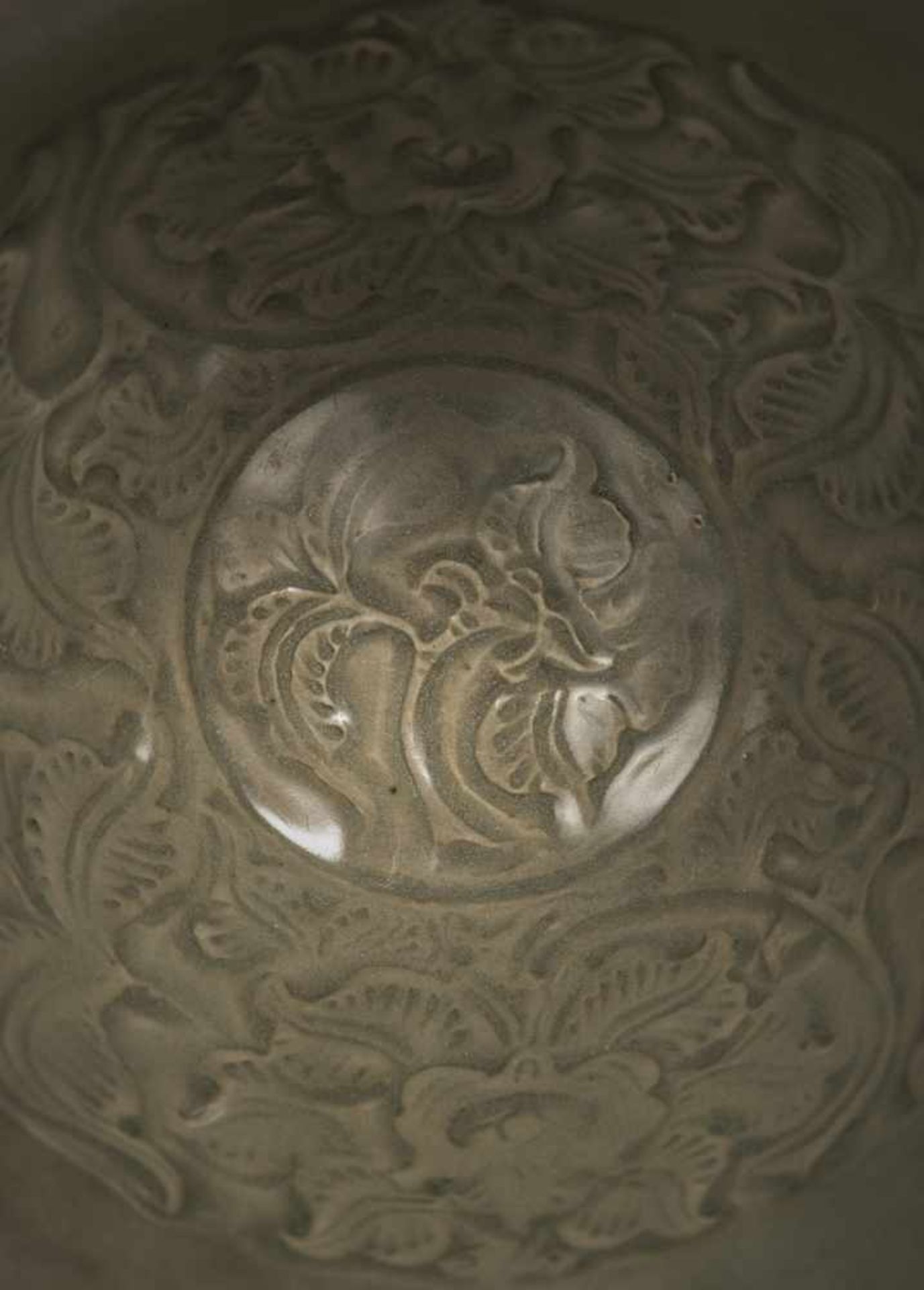 Feine und große Yaozhou-Schale mit Päoniendekor in Relief - Image 4 of 5