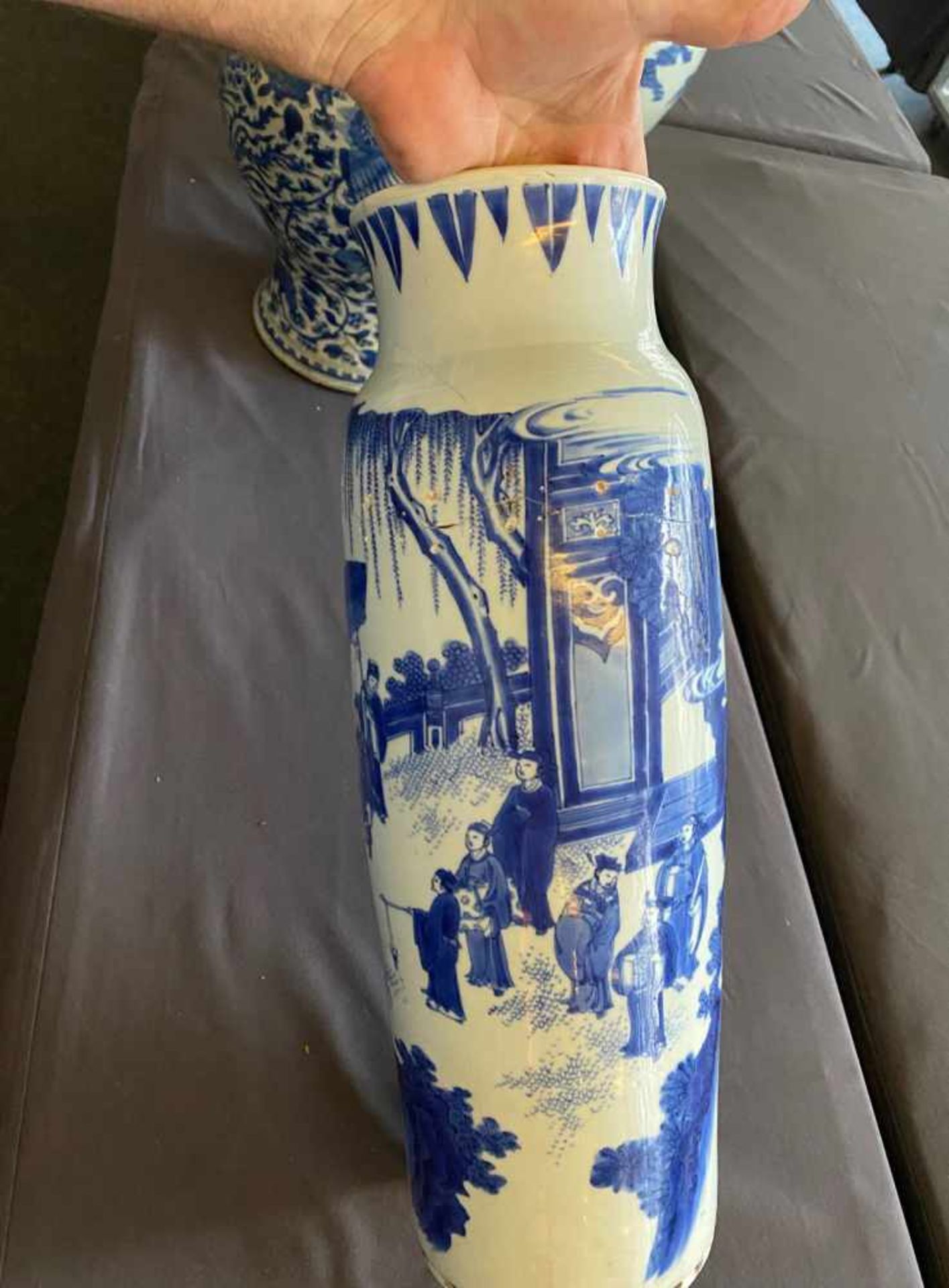 Gruppe von fünf unterglasurblau dekorierten Porzellan, Rouleau-Vase, Schultertöpfe, Schale - Image 13 of 24