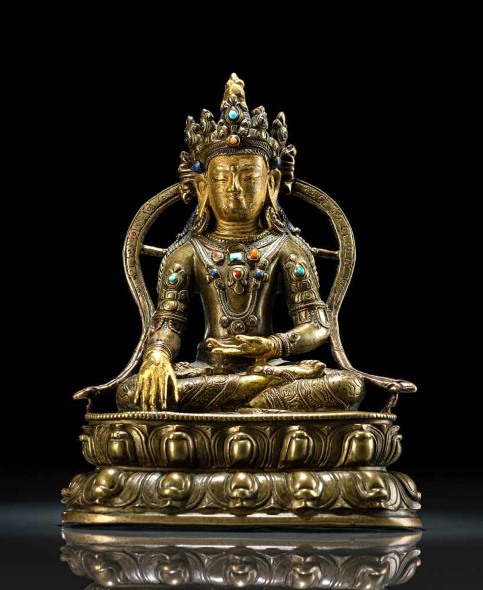 Feine feuervergoldete Bronze des Buddha Akshobya mit Kupfer- und Silbereinlagen