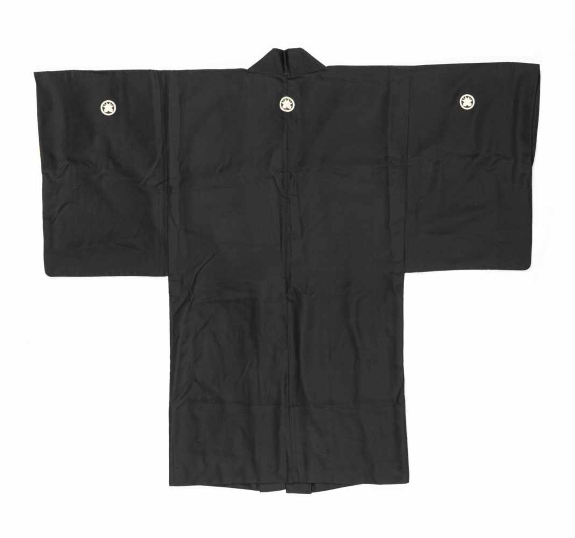 Drei Kimono mit Wappen, Schwerthülle, Hose teils in Seidenbrokat und Seide gearbeitet - Bild 12 aus 16