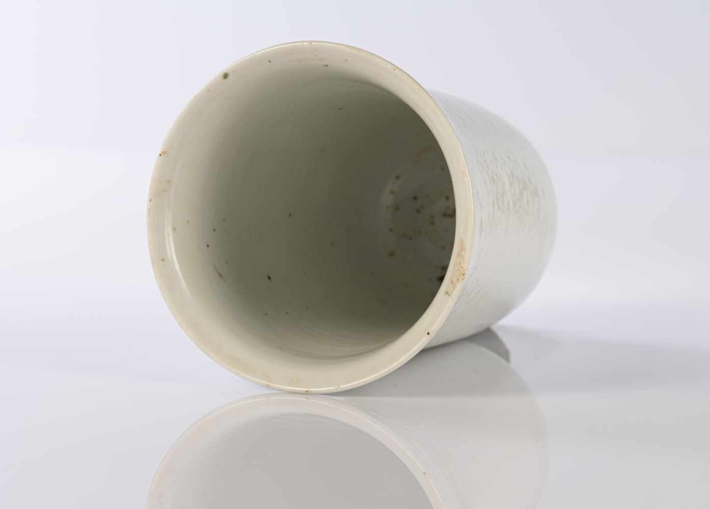 'Dehua'-Weihrauchbrenner, Becher mit graviertem Dekor und Vase - Image 7 of 14