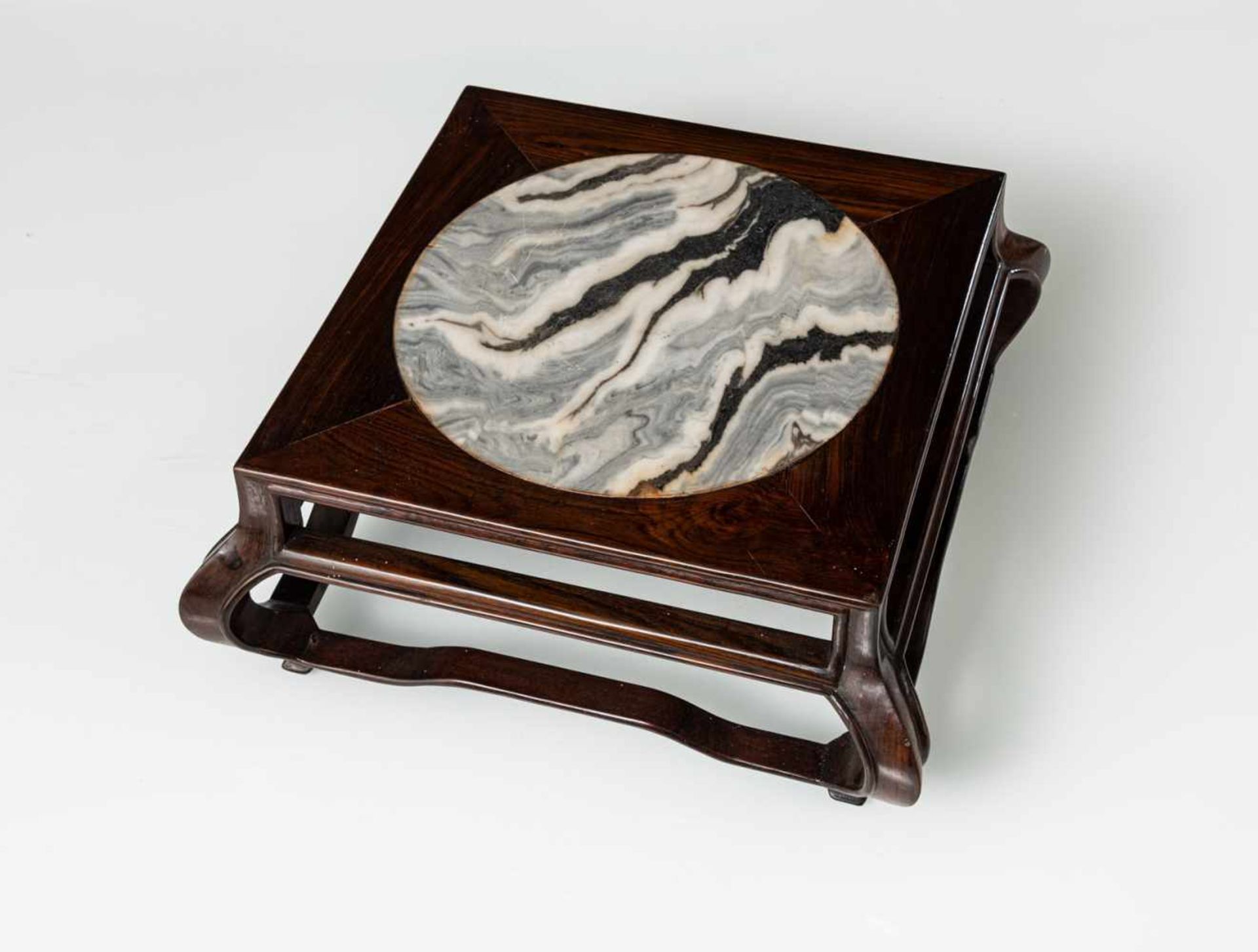 Flacher Tisch aus Hartholz mit eingelegter, runder Marmorplatte - Bild 4 aus 5