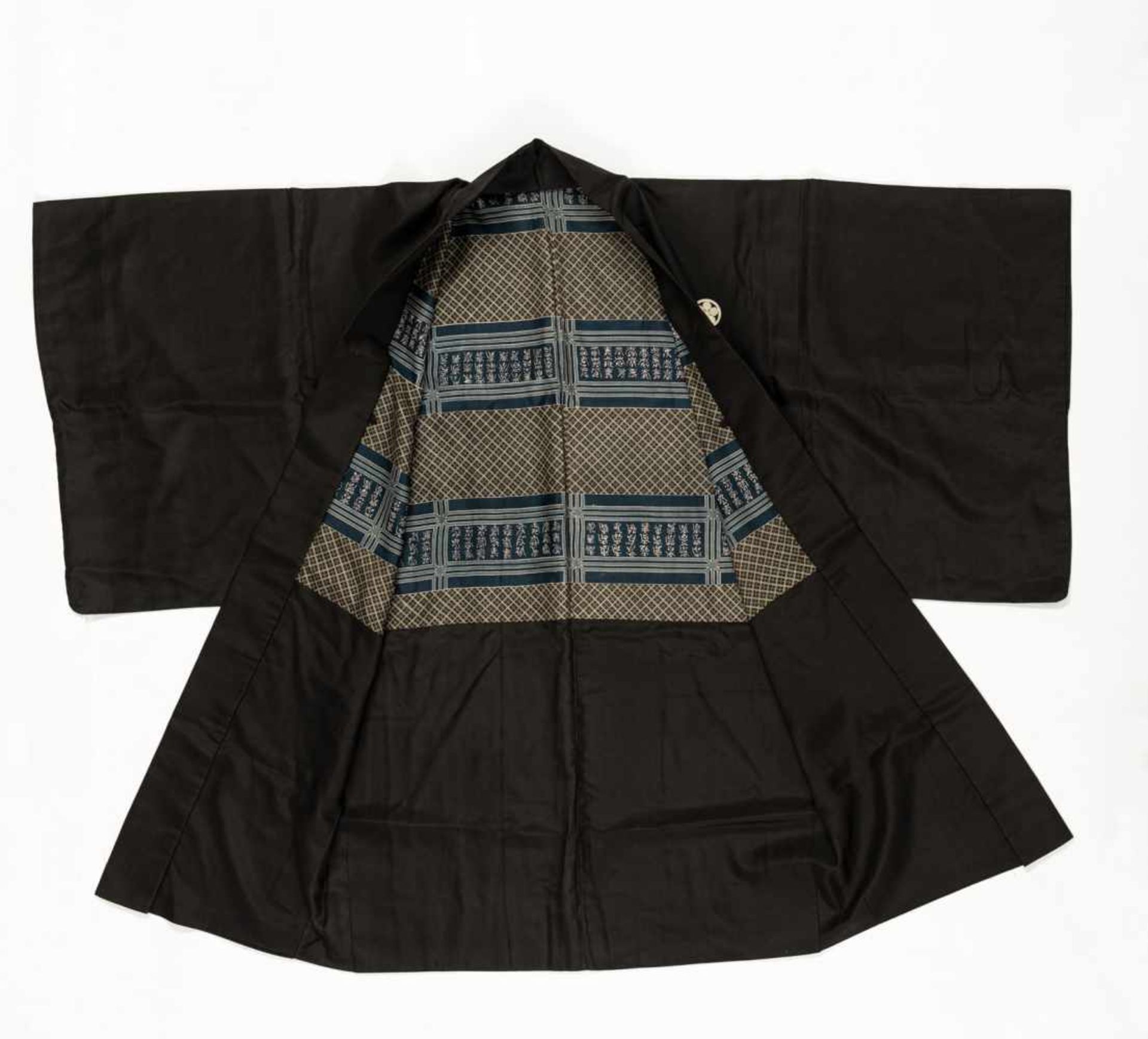 Drei Kimono mit Wappen, Schwerthülle, Hose teils in Seidenbrokat und Seide gearbeitet - Bild 7 aus 16