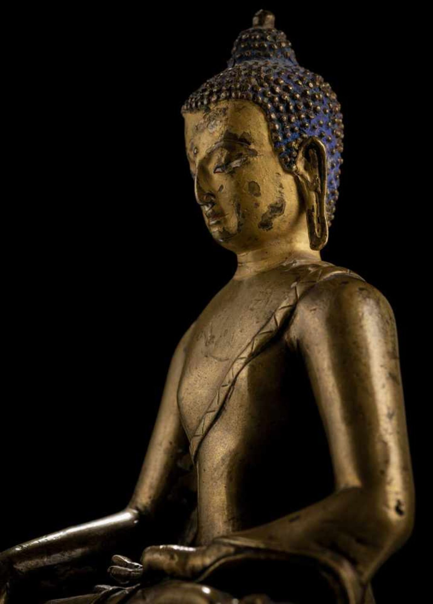 Bronze des Buddha Shakyamuni auf einem Lotos - Bild 3 aus 5