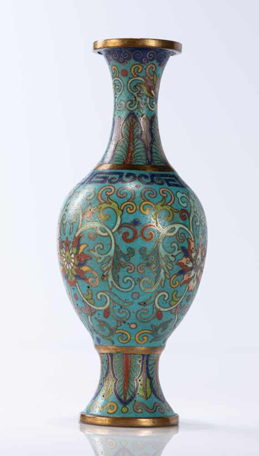 Paar Cloisonné-Vasen mit Lotosdekor, teils feuervergoldet - Bild 5 aus 13