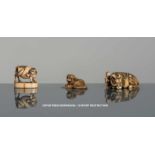 Drei Netsuke aus Elfenbein: Darstellung eines Ochsen mit Hirteknaben bzw. auf Stand u. Hund