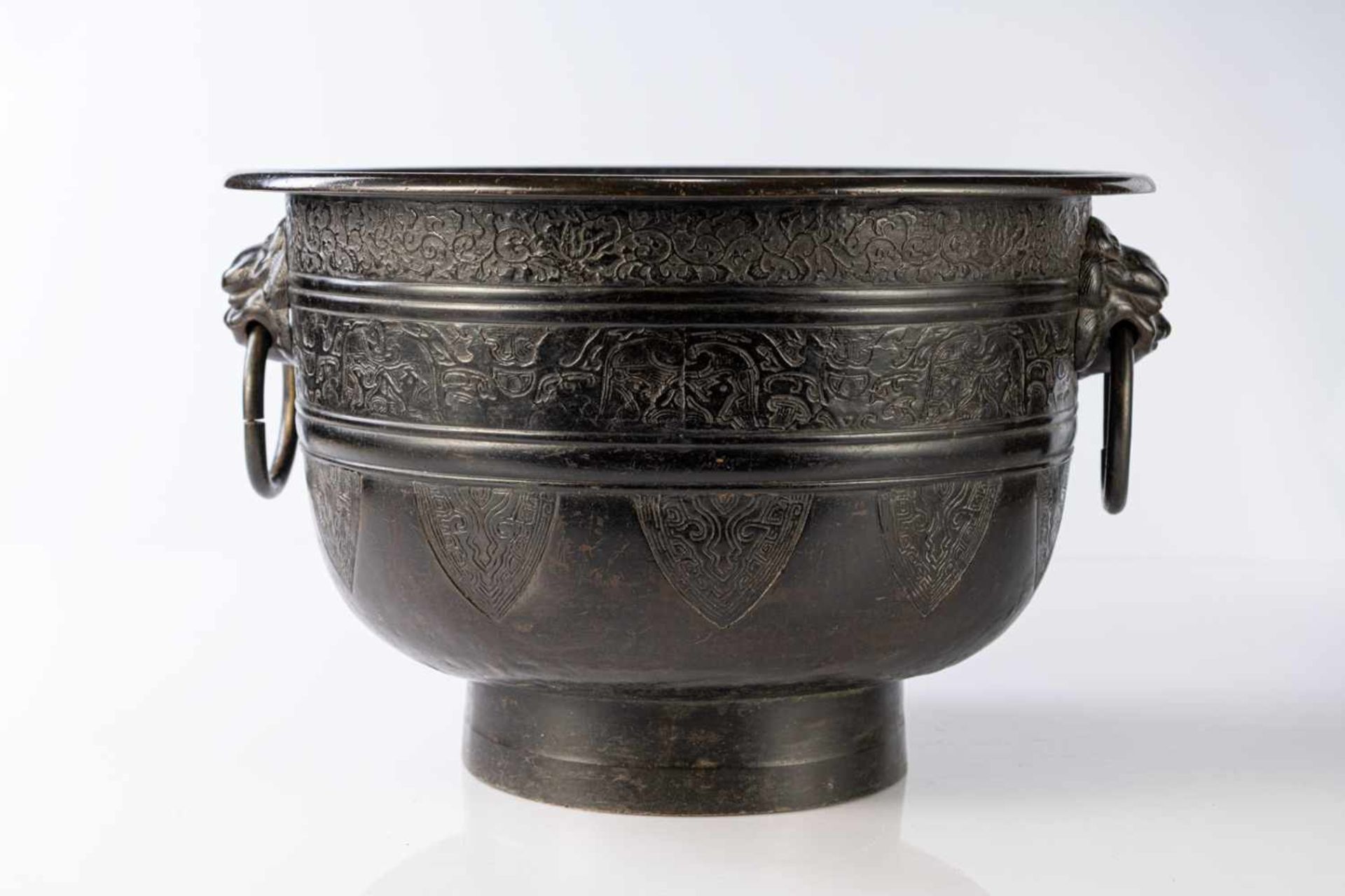 Cachepot aus Bronze im archaischen Stil und messingfarbener Weihrauchbrenner - Bild 2 aus 14