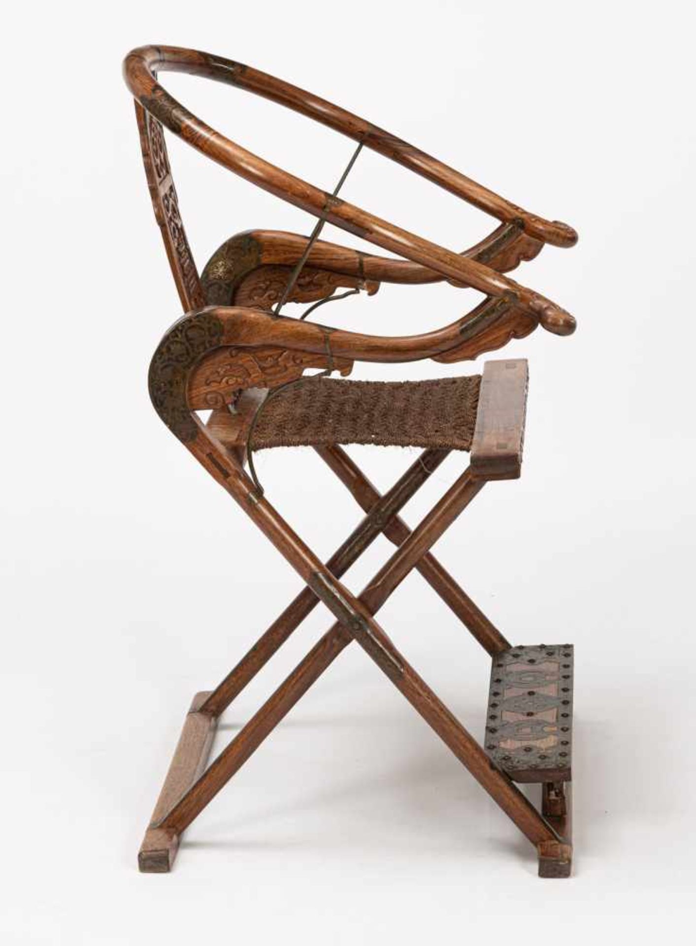 Faltstuhl aus 'Huali' mit geflochtener Sitzfläche und geschnitzten Zargen - Bild 9 aus 9