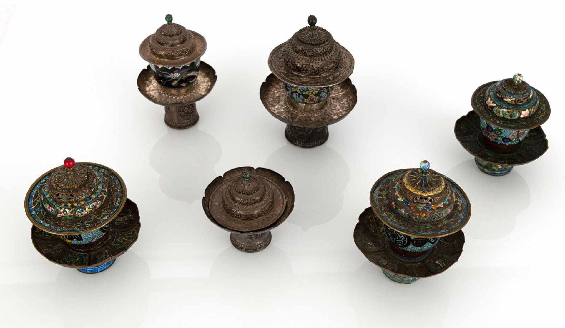 Gruppe von sechs Tassenständern aus Silber, drei mit Email-Dekor und fünf Cloisonné-Becher - Bild 3 aus 3