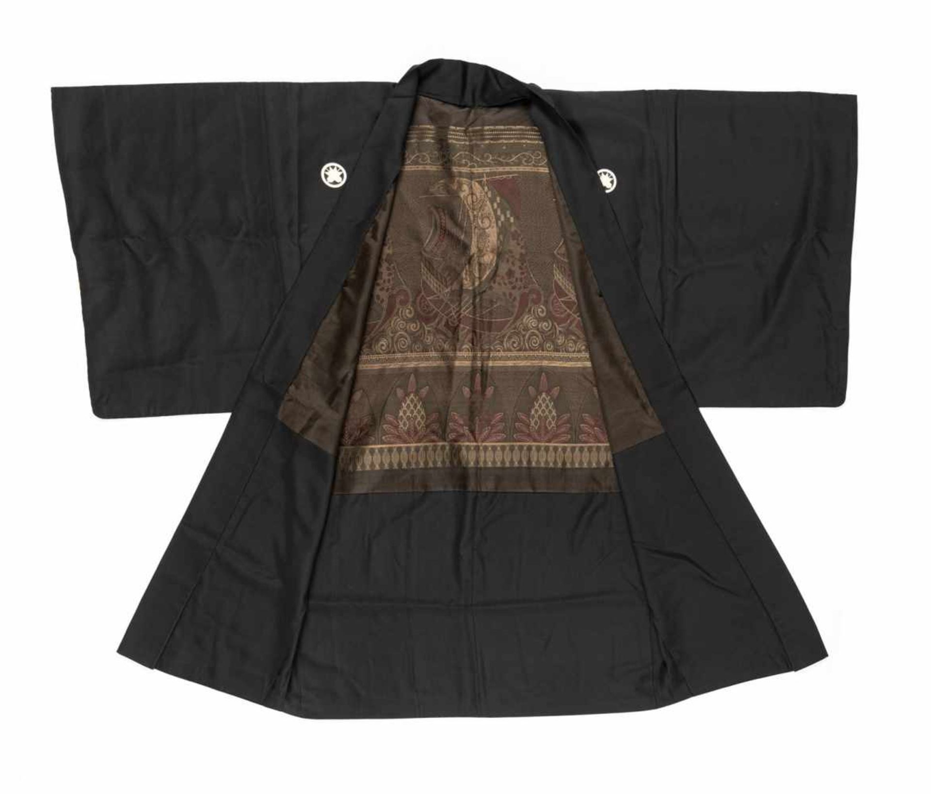 Drei Kimono mit Wappen, Schwerthülle, Hose teils in Seidenbrokat und Seide gearbeitet - Bild 11 aus 16