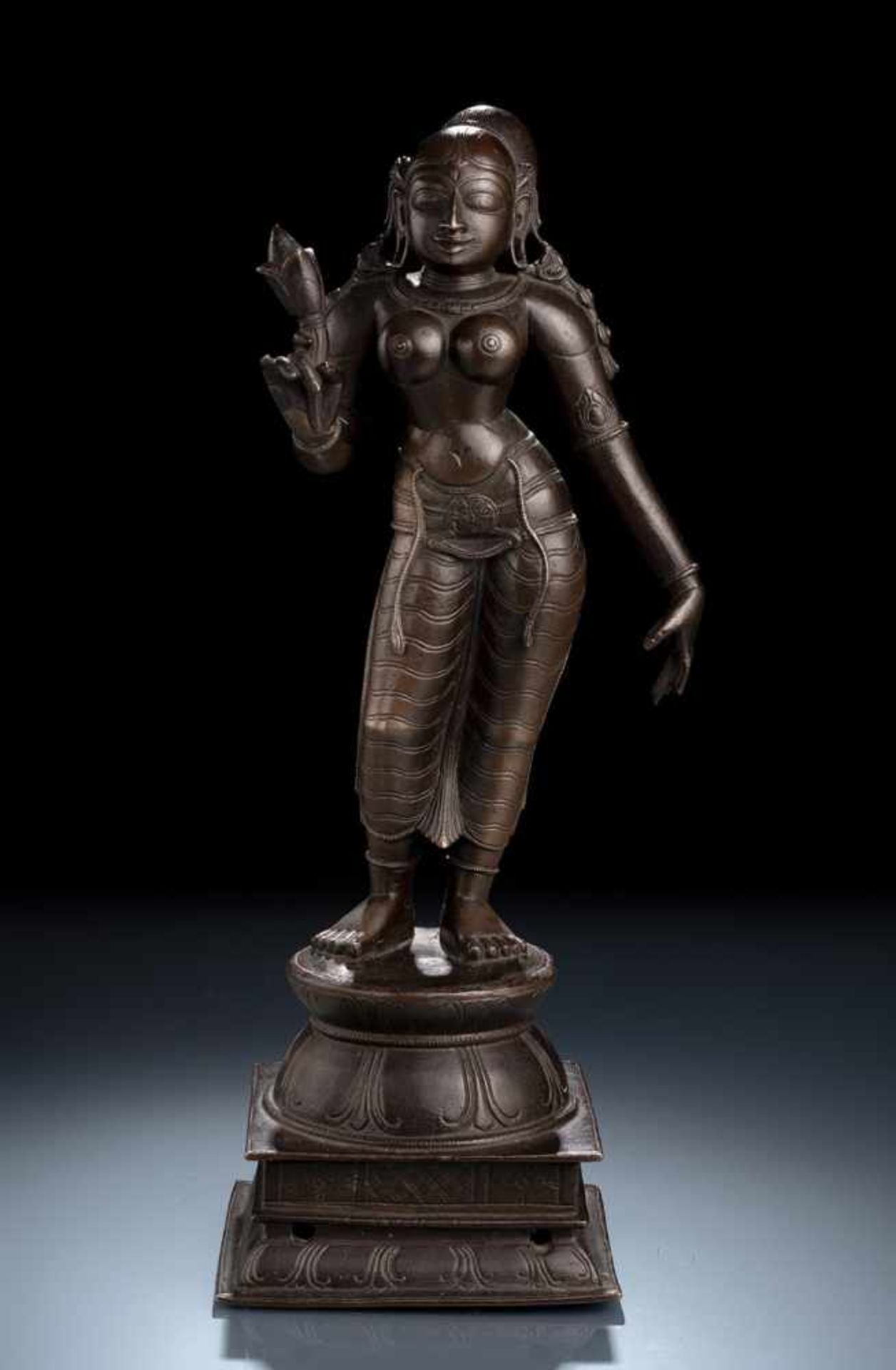 Bronze der Shri Devi auf einem Sockel stehend