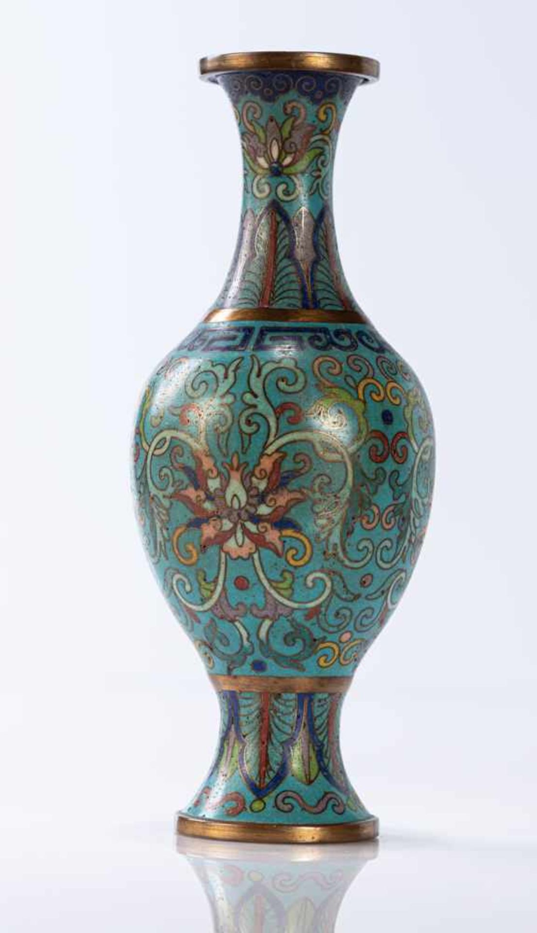 Paar Cloisonné-Vasen mit Lotosdekor, teils feuervergoldet - Bild 11 aus 13