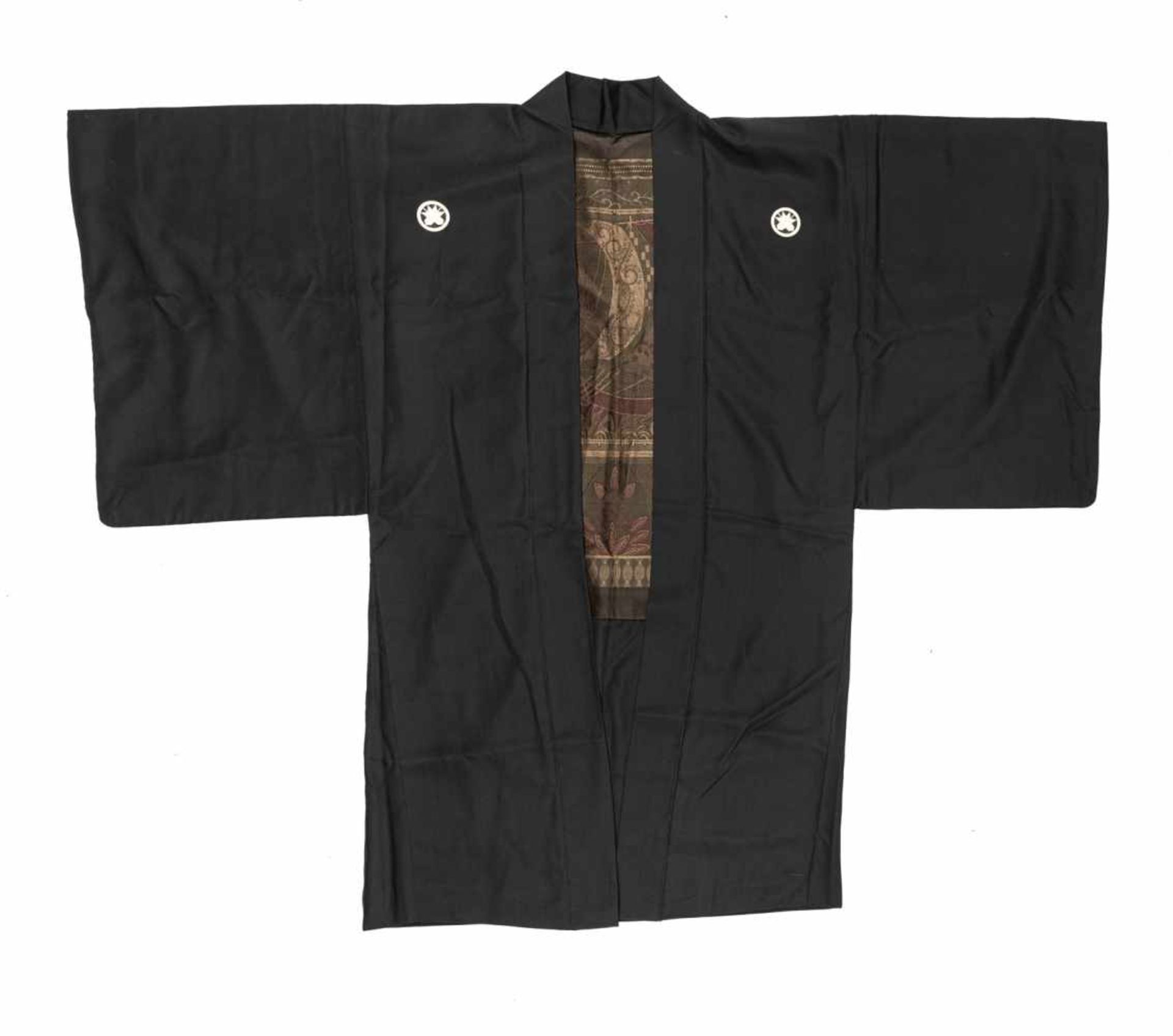 Drei Kimono mit Wappen, Schwerthülle, Hose teils in Seidenbrokat und Seide gearbeitet - Bild 4 aus 16