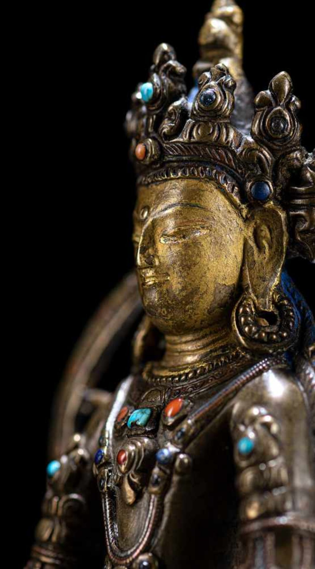 Feine feuervergoldete Bronze des Buddha Akshobya mit Kupfer- und Silbereinlagen - Bild 2 aus 3