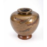 Vase aus Bronze mit reliefiertem Dekor von schwimmenden Karpfen, teils in Kupfer