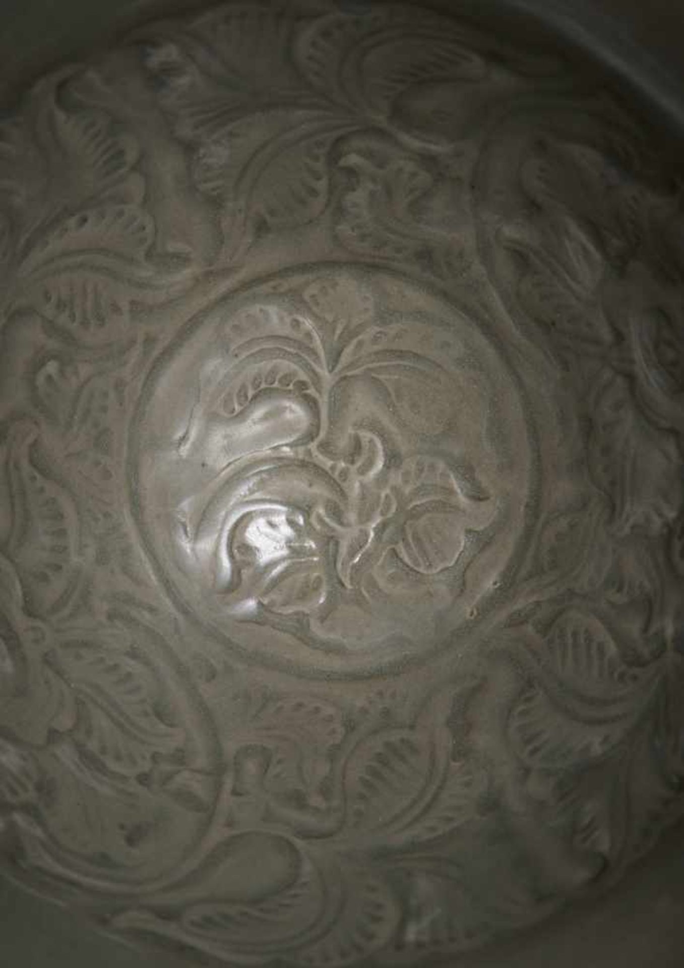 Feine und große Yaozhou-Schale mit Päoniendekor in Relief - Image 5 of 5